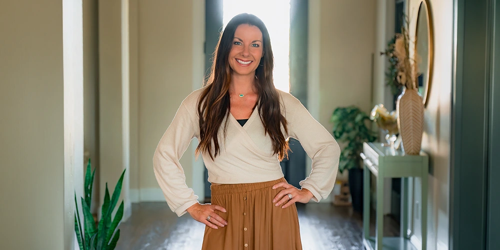Shannyn Pearce In A Foyer Smiling With Her Hands On Her Hips
